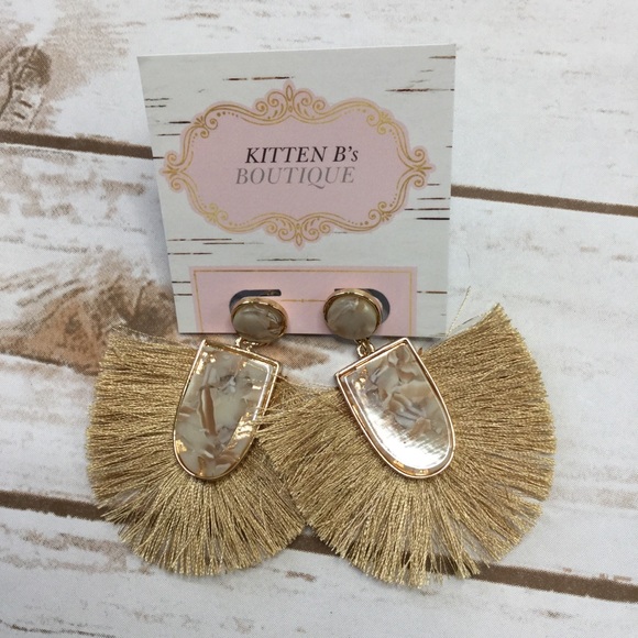 SALE Acrylic Stone fringe gold earrings - Picture 7 of 7